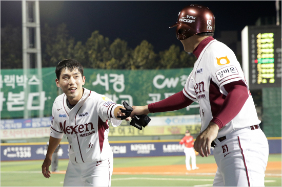 '우리는끝까지최선을다한다'넥센서건창(왼쪽)이17일SK전에서1회사상첫한시즌200안타를달성한뒤적시타를날려준유한준과기쁨을나누고있다.(목동=넥센히어로즈)