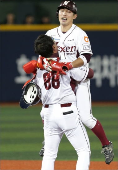 '네가MVP다'넥센서건창이17일SK전에서1회2루타로사상첫200안타고지를점령하자심재학코치가번쩍안아축하해주고있다.(목동=넥센히어로즈)