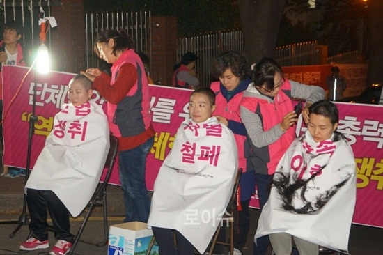 ▲노조간부3명이진보성향의김석준교육감이지난5월29일처우개선을약속하며체결한정책협약이행을촉구하며삭발을하고있다.<부산학비노조제공>