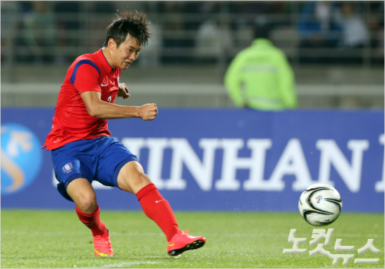 인천아시안게임에서28년만의축구금메달을목에건김진수는경기도중당한허벅지부상으로최소4주이상소속팀경기에출전하지못하게됐다.황진환기자