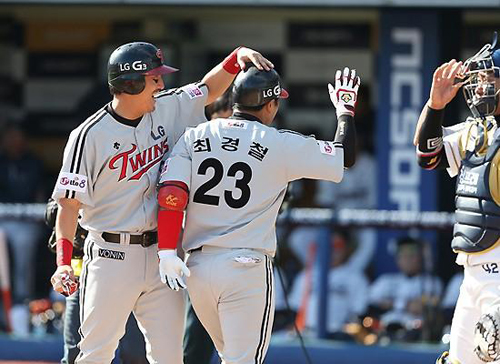 ▲준PO1차전에서쐐기3점포를쏘아올린후팀동료이진영의축하를받는최경철.사진│LG트윈스