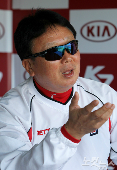 KIA구단이선동열감독재계약을발표하자팬들이거세게반발하는등후폭풍이불고있다.(사진=KIA제공)