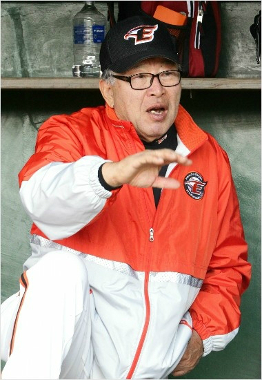 한화와의2년계약을마무리하고한화를떠나는김응용감독(사진=한화이글스제공)