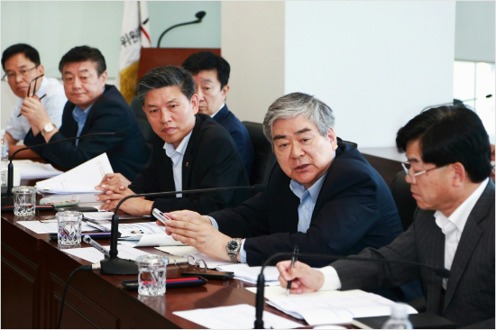 재설계논란끝에이달말스피드스케이팅경기장착공등대회준비에박차를가하겠다는뜻을밝힌평창올림픽조양호조직위원장(오른쪽두번째,자료사진=평창조직위원회)