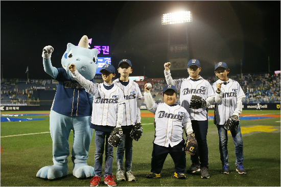 빗속의 애국가 제창과 시구…NC의 감동 이벤트