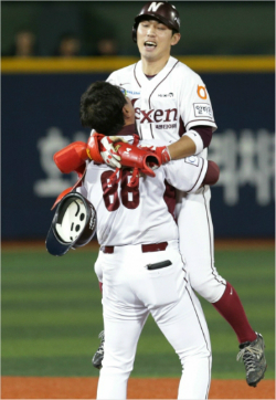 '네가MVP다'넥센서건창이17일SK전에서1회2루타로사상첫200안타고지를점령하자심재학코치가번쩍안아축하해주고있다.(사진=넥센히어로즈제공)