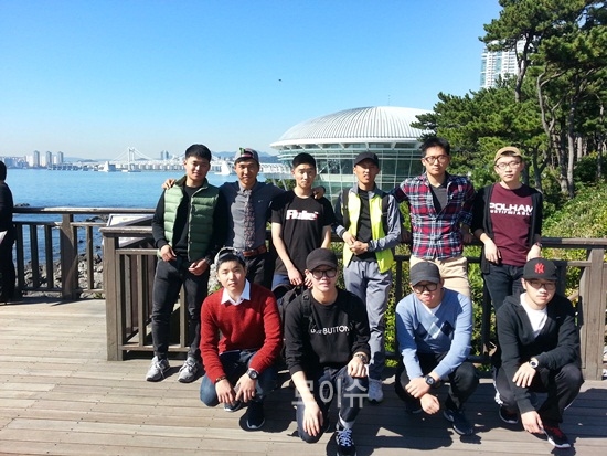 ▲의경들이해운대누리마루를배경으로기념촬영을하고있다.<해양경찰정비창제공>