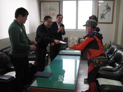 ▲이성환회장이장학금을전달하고있다.<한국법무보호복지공단부산지부제공>