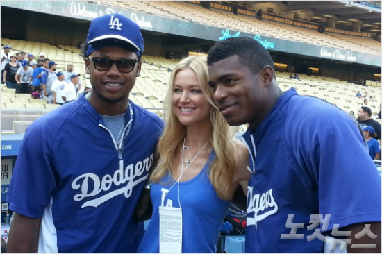 '핸리,수비부터좀...'올시즌핸리라미레스(왼쪽)는결정적인순간실책을저질러경기를그르치는경우가많아계륵으로분류됐다.사진은야시엘푸이그(오른쪽),팬들과함께사진을찍는모습.(자료사진)