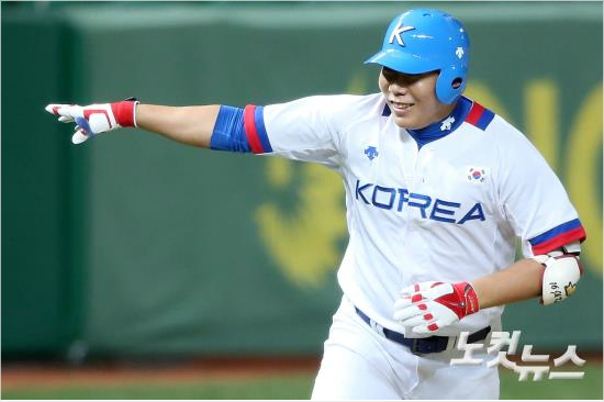 '현진아,고마워'올시즌뒤해외진출자격을얻는넥센강정호.메이저리그행이유력하다는전망이나오고잇다.사진은인천아시안게임경기모습.(자료사진=박종민기자)