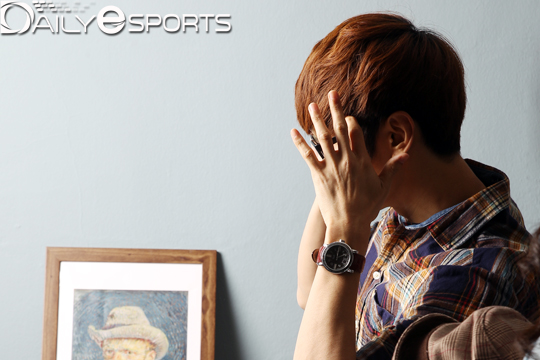 기자 몰래 앞머리를 중앙으로 모으고 있는 주성욱.