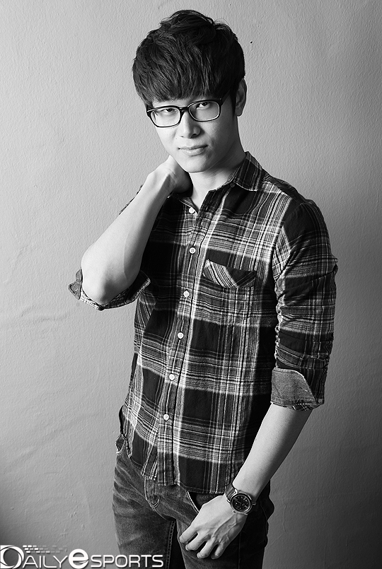 건방진 표정을 지어 달라는 주문에 정확한 표정으로 화답한 주성욱.