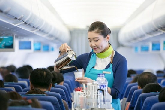 ▲캐빈승무원이기내음료서비스를하고있다.<에어부산제공>
