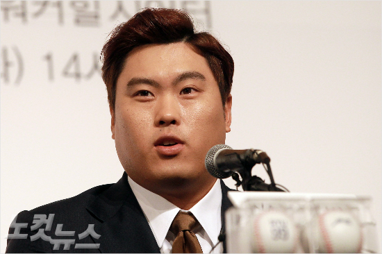 '나를체인지업투수로임명합니다'LA다저스류현진이21일서울광장동쉐라톤그랜드워커힐호텔에서열린귀국공식기자회견에서취재진의질문에답하고있다.(사진=황진환기자)