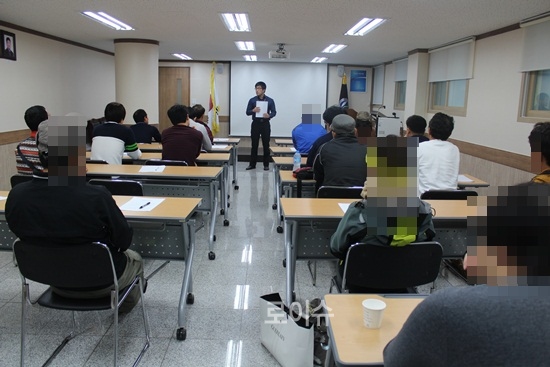 ▲진부지소관계자가진주보호관찰소에서추천한대상자16명을상대로법무보호복지공단의사업에대해설명하고있다.<사진제공=진주지소>