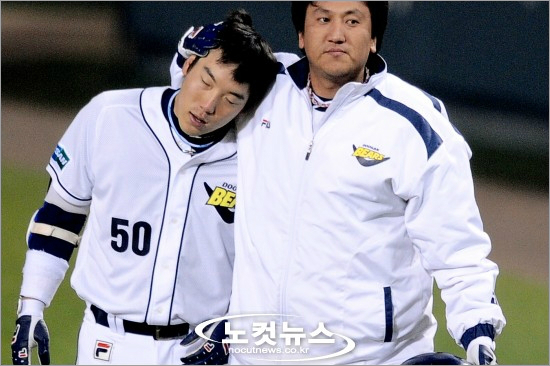 '민우야,이시간또한지나가리라'2008년SK와한국시리즈5차전9회말결정적인순간병살타를때린김현수(왼쪽)를당시선배인이승학이달래주는모습.(자료사진)