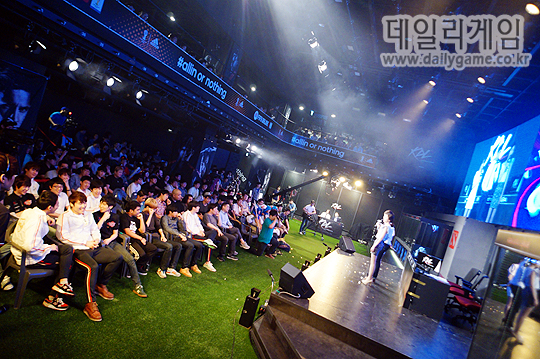 '도타2' 리그를 보기 위해 넥슨 아레나를 가득 메운 관중들.