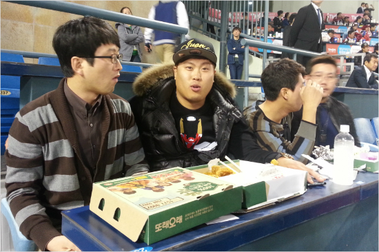 '코리안몬스터'LA다저스의류현진(가운데)이24일NC-LG의프로야구준플레이오프3차전을관전하고있다.(잠실=임종률기자)