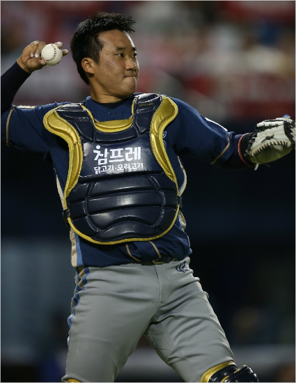 '경철이형,보고있나?'24일LG와준플레이오프3차전에서8회쐐기타를비롯해노련한투수리드와결정적인홈수비를선보이며팀승리를이끈NC포수김태군.(자료사진=NC다이노스)