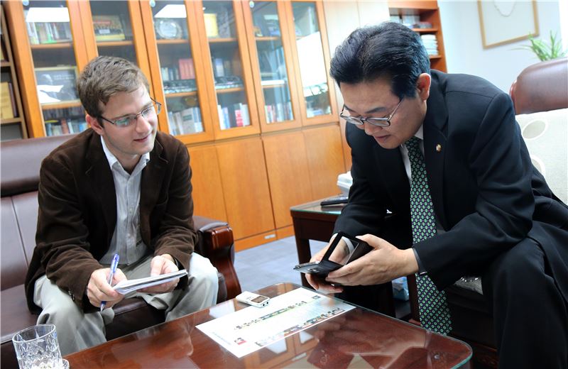 전병헌 한국e스포츠협회장이 뉴욕타임즈 기자와 인터뷰를 나누고 있다.
