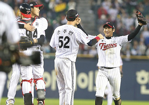 ▲준PO4차전승리를확정짓고기뻐하는LG선수단.사진│LG트윈스