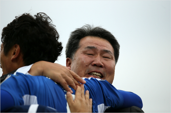 조민국울산현대감독이후반막판4-3역전골을터뜨린박동혁과함께기쁨을나누고있다.(자료사진=한국프로축구연맹)