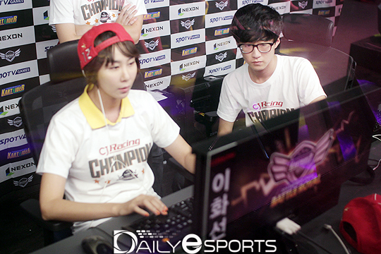 이화선 감독이 손푸는 모습을 지켜보며 조언을 아끼지 않았던 유영혁.