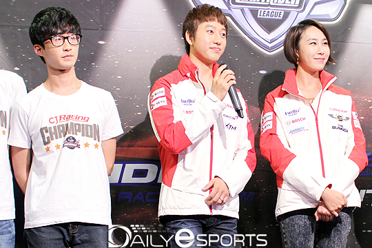 유영혁 활약에 대해 뿌듯함을 감추지 못하고 있는 CJ 레이싱 코칭스태프와 멋쩍은 듯 이야기를 듣고 있는 유영혁(왼쪽).