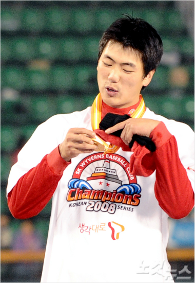 '나미국에서도우승할래'29일메이저리그진출을공식선언하는SK좌완에이스김광현.사진은정규리그MVP와한국시리즈우승까지최고의시즌을보냈던2008년모습.(자료사진)