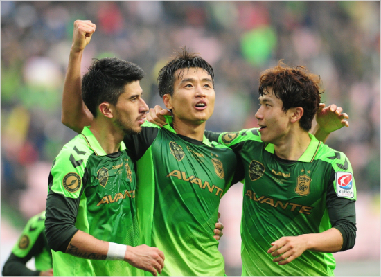 올시즌득점선두를달리며전북현대를3년만에K리그우승으로이끌고있는이동국(가운데)은오른쪽종아리근육파열로남은시즌의출전이불가능해졌다.(자료사진=전북현대)