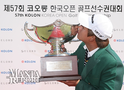 ▲김승혁이우승트로피에입을맞추고있다.사진