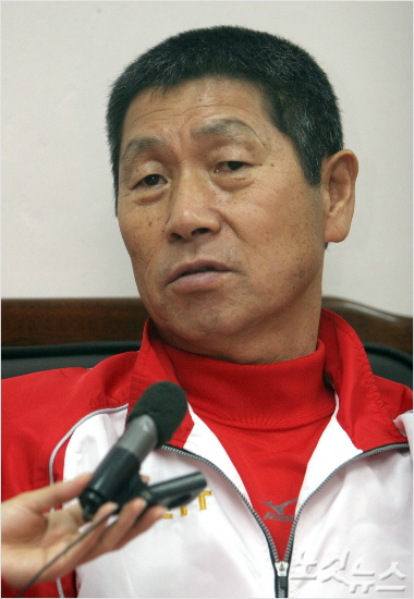 '이제부터지각변동이다'한화는김성근신임감독(사진)의부임에따라대규모코치진개편에들어갔다.(자료사진=윤창원기자)
