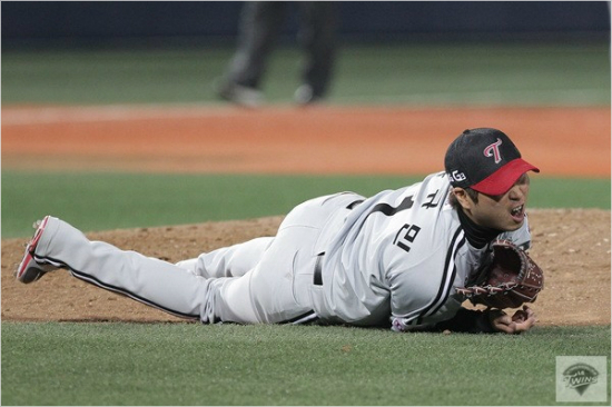 '쓰러진가을남자'LG는27일넥센과플레이오프1차전에서호투하던선발우규민이불의의부상으로교체되면서역전을허용했다.사진은우규민이6회강정호의타구에발등을맞고쓰러진모습.(자료사진=LG)