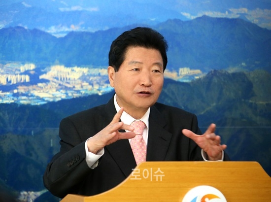 ▲안상수창원시장이창원도시철도사업포기에대한배경을설명하고있다.<창원시제공>