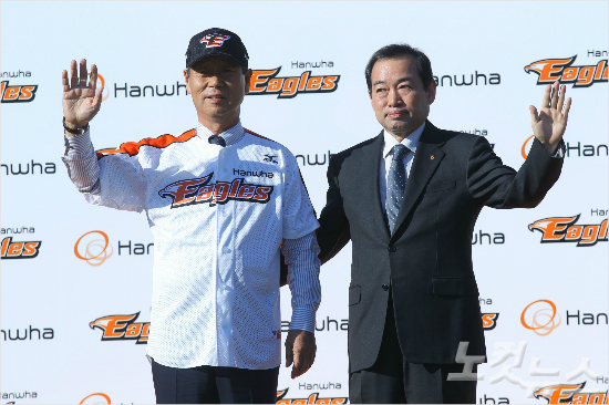 김성근한화이글스신임감독이28일오후대전한밭야구장에서열린취임식에서유니폼을착용한뒤정승진한화이글스대표이사와함께손을흔들고있다.(박종민기자)