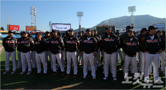 한화이글스선수단이28일오후대전한밭야구장에서김성근신임감독취임식을위해그라운드에정렬해있다.(박종민기자)