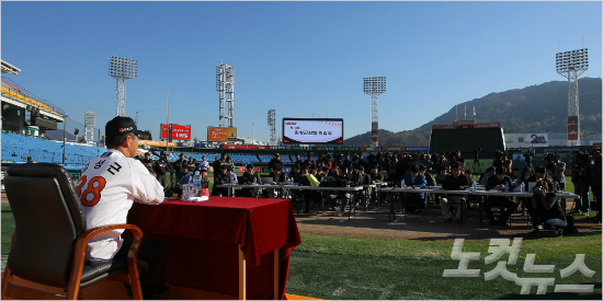 김성근한화이글스신임감독이28일오후대전한밭야구장에서취임기자회견을하고있다.(박종민기자)