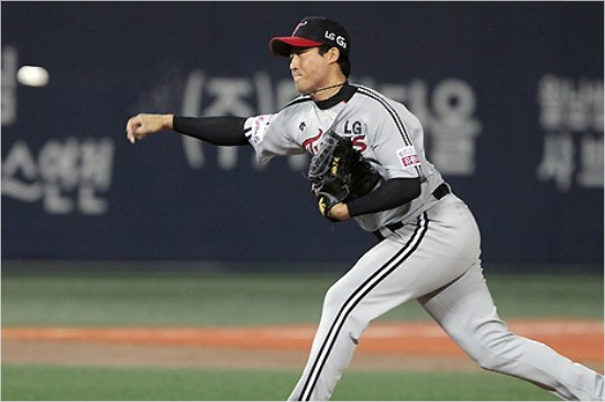 'MVP후보4명을무너뜨렸다'LG신정락이28일넥센과플레이오프2차전에서힘차게공을뿌리고있다.(목동=LG트윈스)