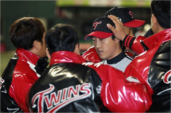 LG선발신정락이28일넥센과플레이오프2차전에서7이닝1실점쾌투로팀의9-2승리를이끈뒤동료들의축하를받고있다.(목동=LG트윈스)