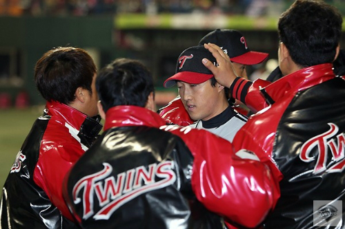 신정락이28일넥센과PO2차전에서역투를펼친뒤동료들의격려를받고있다.(자료사진=LG트윈스)