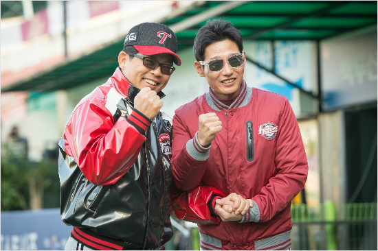 '페어플레이합시다'플레이오프에서치열한지략대결을펼치고있는염경엽넥센(오른쪽)과양상문LG감독.사진은지난27일1차전에앞서두감독이악수하면서선전을다짐하는모습.(자료사진=넥센)