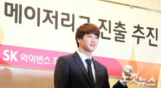 SK와이번스투수김광현이29일오후서울상암동스탠포드호텔에서메이저리그진출추진기자회견을갖고취재진을향해포즈를취하고있다.(사진=황진환기자)