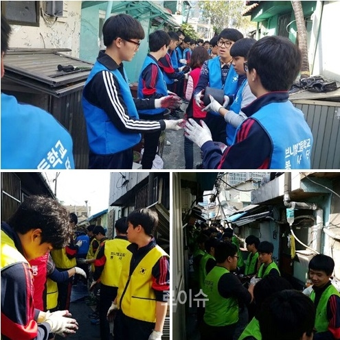 ▲브니엘고학생들이소풍대신직접연탄배달을하고있다.