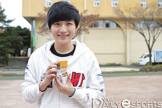 팬이 선물한 제주도 특산품으로 만든 건강 식품을 들고 행복한 표정을 짓고 있는 조재걸.