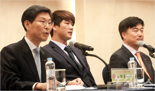 SK와이번스임원일대표이사가29일오후서울상암동스탠포드호텔에서김광현선수메이저리그진출추진기자회견전입장을밝히고있다.황진환기자