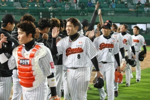 ▲기업의이미지를긍정적으로심어놓을수있는것으로프로야구단운영은최적의수단이다.그러나롯데는그러지못한상황에놓였다.사진│롯데자이언츠