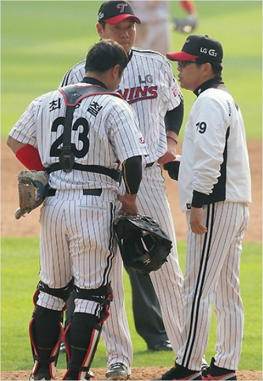 '제국아,널믿어'양상문LG감독(오른쪽)이지난25일NC와준PO4차전에서류제국(가운데)과최경철배터리에게조언하는모습.(자료사진=LG)