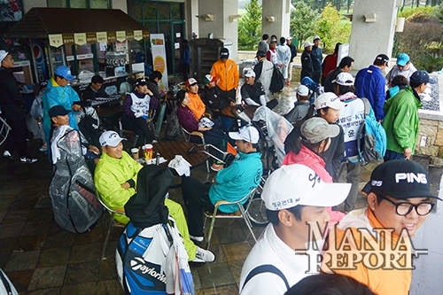 ▲2라운드경기가기상악화로중단된가운데선수들이클럽하우스에서대기하고있다.사진