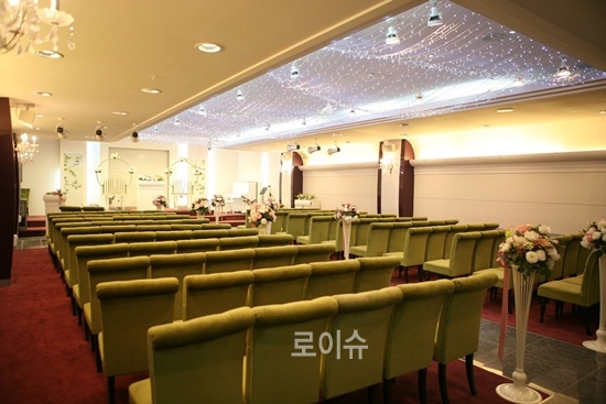 ▲지역의소외계층이경제적부담없이무료결혼식을치를수있는3층에머랄드홀모습.<행복웨딩홀제공>