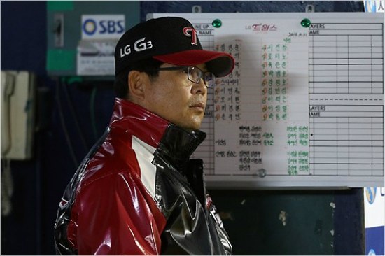 '내년에는웃을까'양상문감독은올시즌경기중에는내내심각한얼굴로표정의변화가거의없었다.웃거나아쉬워할상황이아니기도했지만그만큼경기에몰입했다.(자료사진=LG)